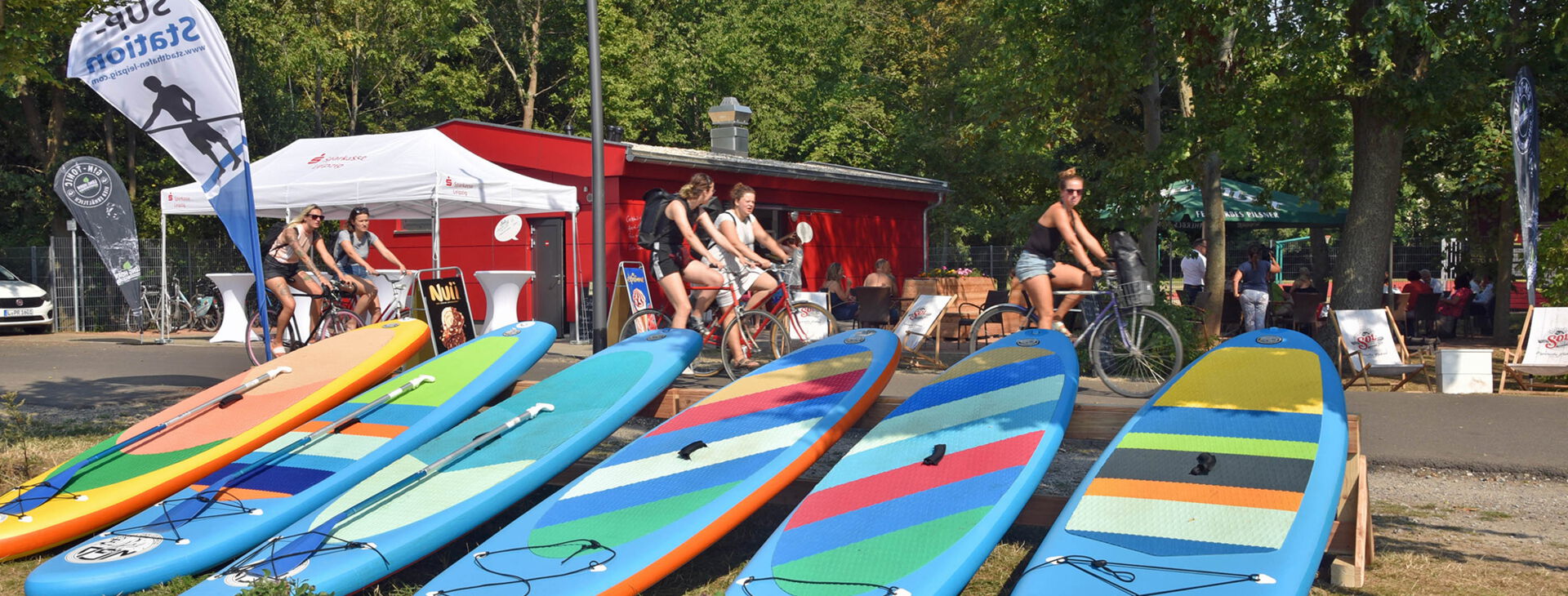 An der Cospudener Combüse werden Stand-Up-Paddling Boards verliehen.